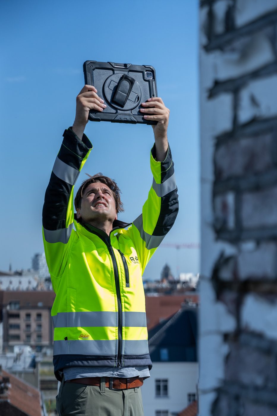 Un contrôleur vérifie une installation